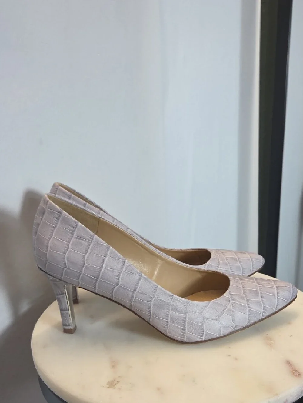 Naturalizer Croc-Embossed Leather Pointed Toe Pumps in Light Gray Size 8.5
